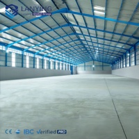 Entrepôt industriel en structure métallique avec ossature en acier, toiture, panneaux muraux et accessoires