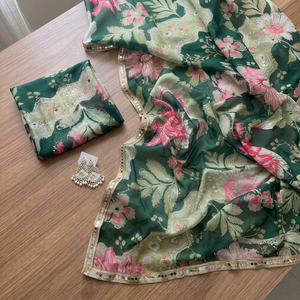 Sari en soie Tebby à imprimé numérique élégant avec broderie intégrale, détails miroir, bordure en dentelle et chemisier imprimé pour femme - Product Image 4
