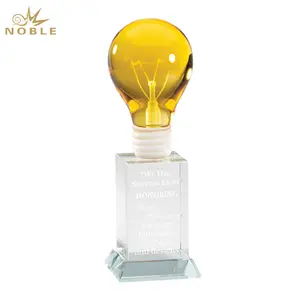 高貴なメーカー3Dレーザークリスタル電球明るいアイデア達成トロフィー賞カスタムロゴビジネスギフトハンドクラフト