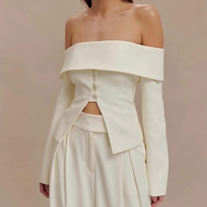 Top Corto Elegante con Hombros Descubiertos y Abertura Frontal para Mujer, OEM - Product Image 1