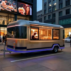Remolque de Comida de Acero Inoxidable con Iluminación Interior Verde y Señalización Circular para Hot Dogs, Helados, Comida Rápida, Catering Comercial Urbano - Product Image 5