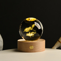 Vente en gros d'usine, sphère décorative en verre cristal K9 avec base en bois LED gravée au laser 3D, design personnalisé d'animaux marins