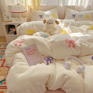 ชุดเครื่องนอนผ้าฟลีซลายวินเทอร์มิลค์ 4 ชิ้น พร้อมปลอกผ้านวมปักลายโบว์แบบกลับด้านได้ ผ้าปูที่นอนรัดมุม สำหรับใช้ในหอพัก - Product Image 3