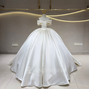 Robe de mariée longue élégante et moderne JFH130, en satin ivoire, avec décolleté cœur, épaules dénudées, dentelle, fleurs en cristal et appliques - Product Image 2