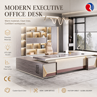 Bureau de direction en forme de L avec bande lumineuse LED et meubles de rangement, panneau crème à grain de bois gris foncé, bureau de PDG moderne