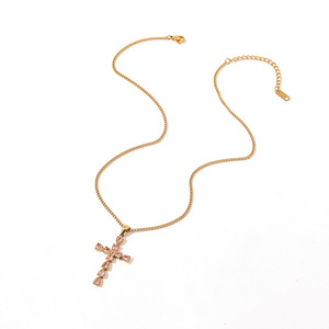 Collier croix en acier inoxydable avec pavé de diamants roses, plaqué or 18 carats, réglable, idéal pour un cadeau - Product Image 4