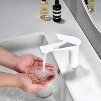 Keran Wastafel Minimalis Putih Matte Kuningan Solid Satu Lubang dengan Tuas Pegangan Silinder dan Cerat Sayap untuk Kamar Mandi, Pemasangan di Atas Meja