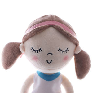 Poupée en tissu classique avec robe brodée blanche, jouet en peluche pour fille, rembourrage en coton PP pour une poupée câline et souvenir. - Product Image 4