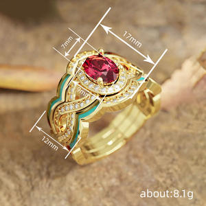 Anello da Cocktail T0870 in Oro 18K per Donna, Anello con Cristalli per Feste, Incastonatura a Castone con Pietra Rossa Ovale e Accenti di Diamanti - Product Image 4