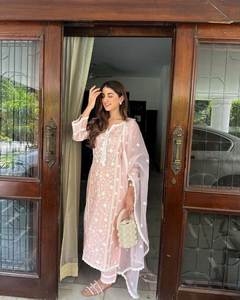 Ensemble de vêtements indiens brodés en soie romaine, style décontracté, réversible, toutes saisons, haut lourd, pantalon et dupatta pour femmes - Product Image 1