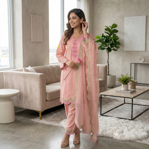 Ensemble indien pakistanais en Chanderi brodé de cœurs roses, léger et à séchage rapide, comprenant Kurta, Palazzo et Stole, tenue de fête - Product Image 1