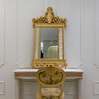 Coiffeuse de luxe classique française avec miroir orné de dorures et plateau en marbre crème pour chambre à coucher