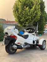 Can-Am Spyder RT Limited, moto à trois roues de luxe pour le tourisme, tricycle roadster avec rangement complet