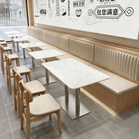 Ensemble de mobilier commercial simple pour restaurant : table et chaises modernes, table à manger en bois pour cuisine rapide, banquette et canapé.