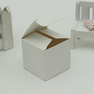 Scatole di Carta Pieghevoli Bianche a Cubo Piccole in Cartone Kraft con Stampa Serigrafica Disponibili all'Ingrosso - Product Image 1