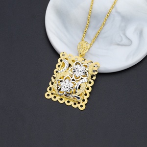 Pendentif de mariage carré grand format plaqué or 24 carats Jxx Fashion personnalisé avec sertissage griffe, bijoux unisexe pour enfants en laiton - Product Image 4