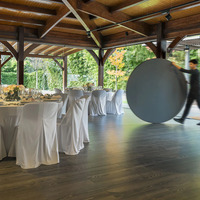 Vente en gros de tables rondes pliantes en plastique très résistantes pour les repas en plein air, les fêtes, la restauration, les pique-niques, le camping, les mariages et les hôtels