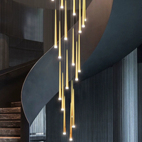 Lustre d'escalier moderne italien de luxe, design rotatif long, taille moyenne, LED, hauteur réglable, finition or et noir