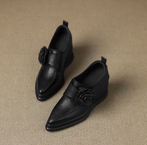 Chaussures en cuir pour femmes à talon haut, style rétro, couleur unie, motif floral, à semelle plate, mi-mollet - Product Image 1