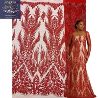 Tissu en dentelle africaine avec broderie de sequins rouges et motifs de plumes symétriques sur maille nude pour robes de soirée – Vente en gros
