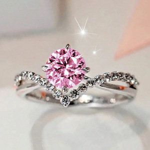 Anello di fidanzamento classico da donna H319 con diamante sintetico taglio brillante rotondo e pietre laterali per gioielli da matrimonio - Product Image 3