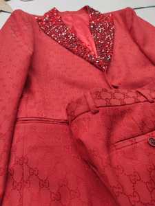 <span class=keywords><strong>Costume</strong></span> <span class=keywords><strong>homme</strong></span> slim fit <span class=keywords><strong>rouge</strong></span> de qualité supérieure personnalisé <span class=keywords><strong>et</strong></span> <span class=keywords><strong>costume</strong></span> de bal <span class=keywords><strong>noir</strong></span> avec pierres, smoking pour mariage - Product Image 2