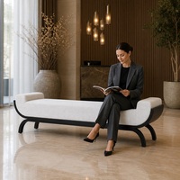 Banc rembourré moderne noir avec base en bois massif courbé, tissu tissé blanc cassé, pour hall d'hôtel, bout de lit, assise commerciale