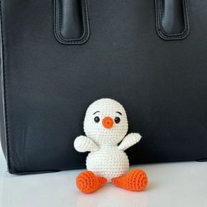 Llavero de pato blanco amigurumi de dibujos animados hecho a mano, colgante de ganchillo de algodón para bolso, lindo juguete de peluche de animal, Muses Made, 0-10cm, para niños y adultos - Product Image 2