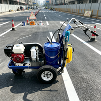 Machine d'extrusion pour marquage routier avec une largeur maximale de 20 cm pour le traçage de lignes sur routes larges et autoroutes