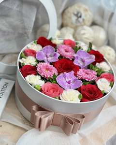 กล่องบรรจุภัณฑ์ของขวัญช็อคโกแลตลายดอกไม้ทรงกลมพร้อมริบบิ้นสำหรับวันแม่โรแมนติก - Product Image 3