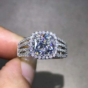 Elegante Anello da Donna con Micro-Pavé di Zirconia Cubica e Diamanti Simulati, Fascia alla Moda con Gemma Taglio Quadrato - Product Image 1