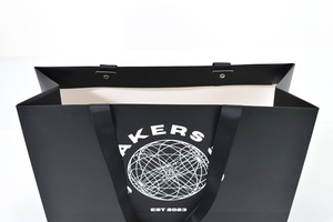 Vente en gros de logos de <span class=keywords><strong>marque</strong></span> imprimés sur mesure promotion vêtements de luxe cadeaux de vente au détail sacs à provisions en papier noir avec poignées - Product Image 3