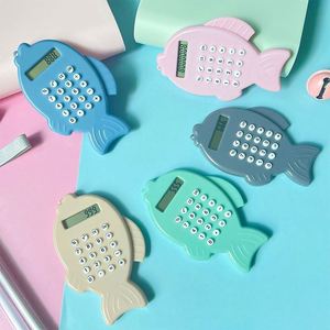 Calculatrice de poche mini en forme de poisson, double alimentation, rose, couleur personnalisable, en vrac, mignonne pour enfants, à piles - Product Image 2