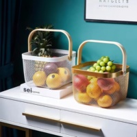 Houten handvat metalen gaas opbergmand met deksel Instagram stijl rechthoekige fruit- en groenteorganizer voor thuis keuken bureau
