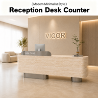 Bureau d'accueil moderne en pierre de travertin texturée avec décoration en acier inoxydable pour hall d'entreprise OEM ODM personnalisé