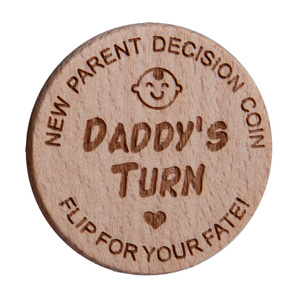 Moneta commemorativa <span class=keywords><strong>in</strong></span> <span class=keywords><strong>legno</strong></span> naturale per le nuove genitori, accessorio divertente per le decisioni quotidiane: allattamento, cambio pannolino, calmare i momenti di tensione. - Product Image 3