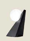 Lampe de table LED DC moderne et minimaliste avec base triangulaire, globe en verre, interrupteur à bouton-poussoir, lumière blanc chaud