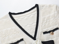 Robe en maille élégante à manches longues et col en V avec nœud contrastant, boutonnage simple et dentelle ajourée, collection Printemps 2026 pour femme