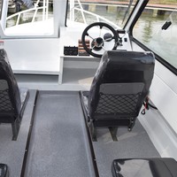 Bateau marin moderne, bateau de plaisance privé, embarcation stable pour le tourisme, bateau de pêche, yacht de patrouille