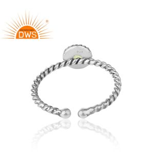 Anillo de Peridoto Brillante con Banda de Alambre Trenzado de Plata de Ley Oxidada Antigua, Joyería de Plata Hecha a Mano por Fabricante - Product Image 4