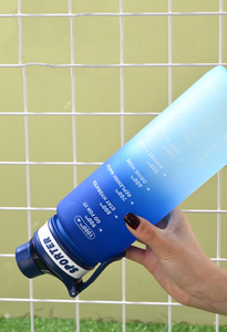 Bouteille d'eau sport en PC dégradé givré avec couvercle rabattable en PP et boucle de transport, anti-fuite, portable, pour extérieur et gym, avec logo personnalisé - Product Image 5