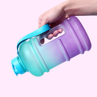 Bouteille d'eau sportive en plastique dégradé de 2,2 L (74 oz) avec poignée givrée, réutilisable pour vélo