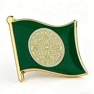 Badge Souvenir Sportif Personnalisé en Alliage Émaillé Dur, Forme Drapeau Vert Ondulé, Motif Croix Religieuse Imprimé UV - Product Image 2