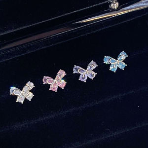 أقراط نسائية جميلة التصميم على شكل فيونكة عالية الجودة مرصعة بالزركون على شكل قلب من التيتانيوم للحفلات - Product Image 1