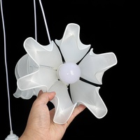 Long lustre suspendu en tissu plastique pour plafond de mariage Guirlande lumineuse décorative à fleurs de lys