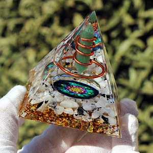 Pyramide en résine époxy Kogiya avec cristal, décoration d'intérieur avec aventurine verte et pierre de lune, impression UV, gravure interne, cadeau DIY - Product Image 5