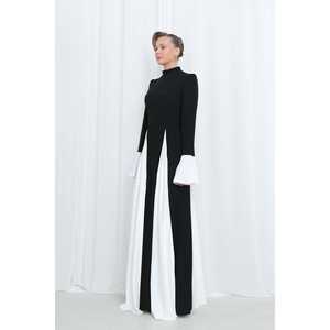 Robe de soirée moderne pour femme musulmane, noire, en satin écru, coupe trapèze, col montant, taille empire, avec détails de panneaux contrastants 17012ELB - Product Image 2