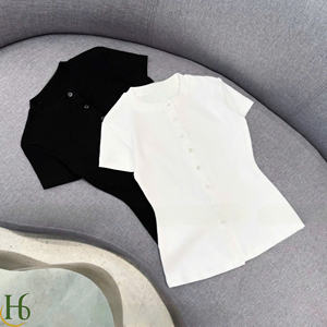 Camiseta de Mujer con Botones, Hecha en Vietnam, Cuello Redondo, Casual, Manga Corta, Mezcla de Poliéster, Cierre de Botones Frontales, Largo Regular - Product Image 2