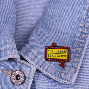 Pin de Solapa Esmaltado con Diseño Retro de la Película Betelgeuse - Product Image 3