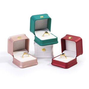 Giá nhà máy mới sang trọng bán buôn vàng trắng biểu tượng tùy chỉnh PU da Vòng cổ bông tai Jewel Hộp nhẫn đối với trang sức bao bì - Product Image 4